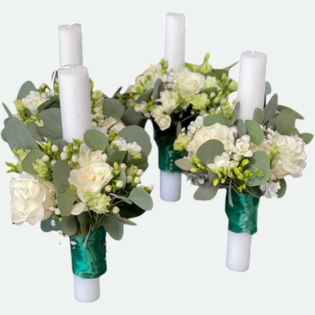Lumânări cununie albe cu trandafiri albi, eustoma și eucalipt bogat, prinse cu satin verde – Florăria Iedera Jibou