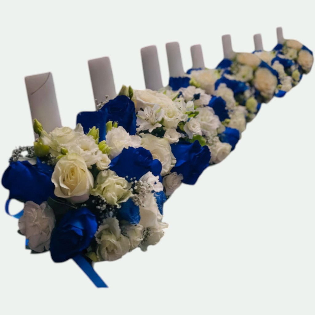 Lumânări cununie albe cu trandafiri albaștri și albi, eustoma și gypsophila, prinse cu satin albastru – Florăria Iedera Jibou