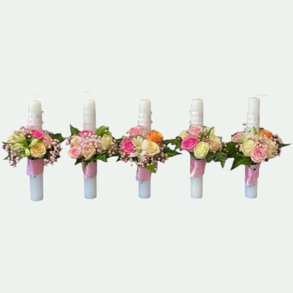 Lumânări cununie albe personalizate cu numele mirilor, decorate cu trandafiri roz, crem și portocalii, crini și gypsophila – Florăria Iedera Jibou