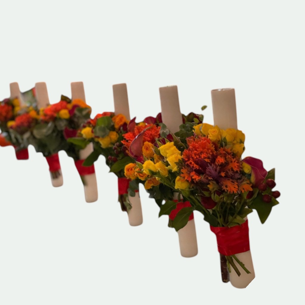 Lumânări cununie albe în tonuri de toamnă cu trandafiri galbeni, accente portocalii, calla bordo și hypericum, prinse cu satin roșu – Florăria Iedera Jibou
