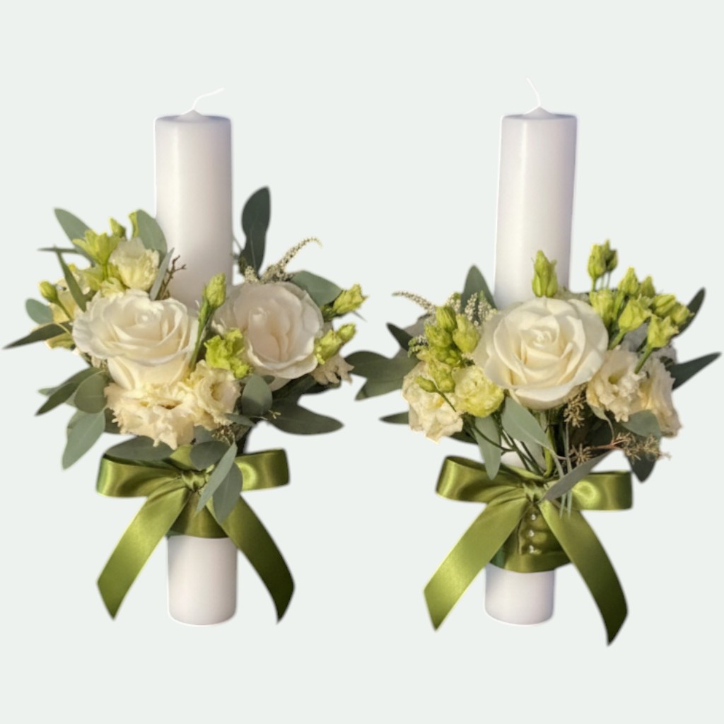 Lumânări cununie albe cu trandafiri albi, eustoma și eucalipt, prinse cu satin verde – Florăria Iedera Jibou