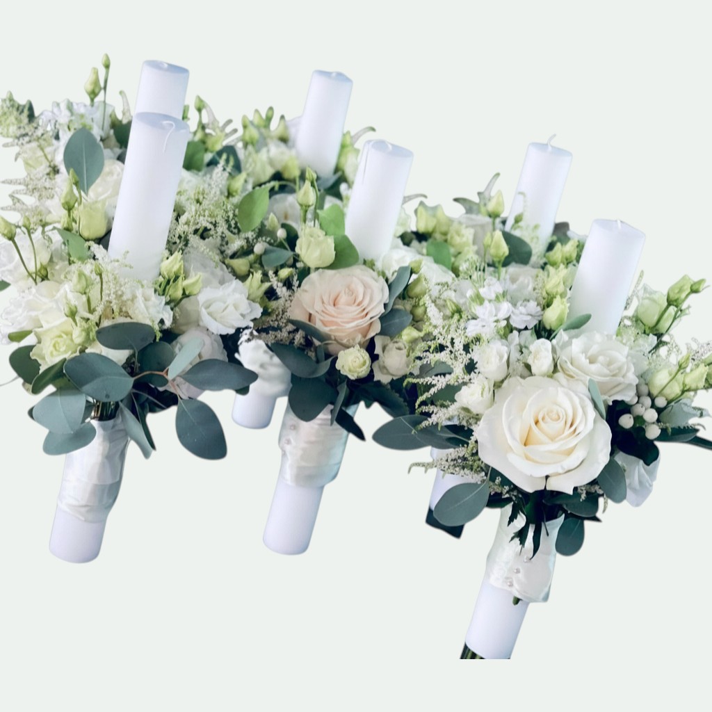 Lumânări cununie albe cu trandafiri roz, crem și lila, gypsophila și verdeață – Florăria Iedera Jibou