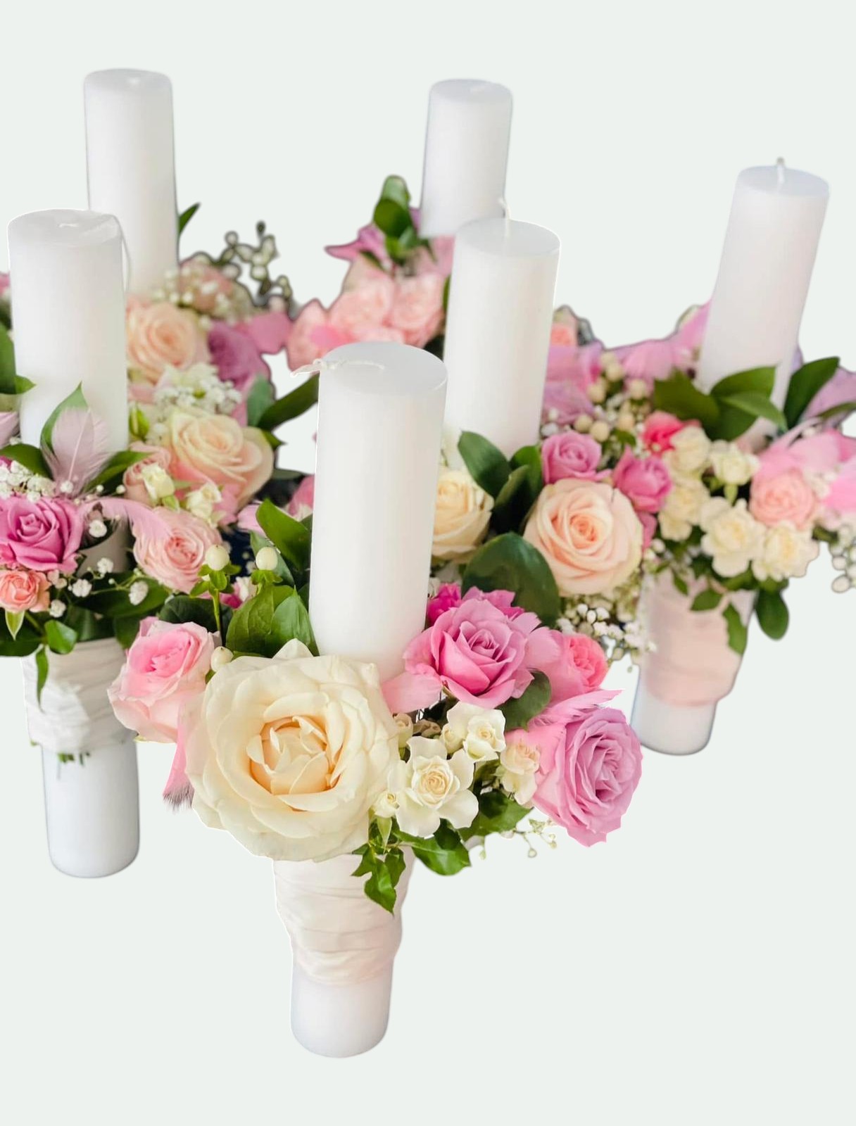 Lumânări cununie albe cu trandafiri roz, crem și lila, gypsophila și pene delicate – Florăria Iedera Jibou