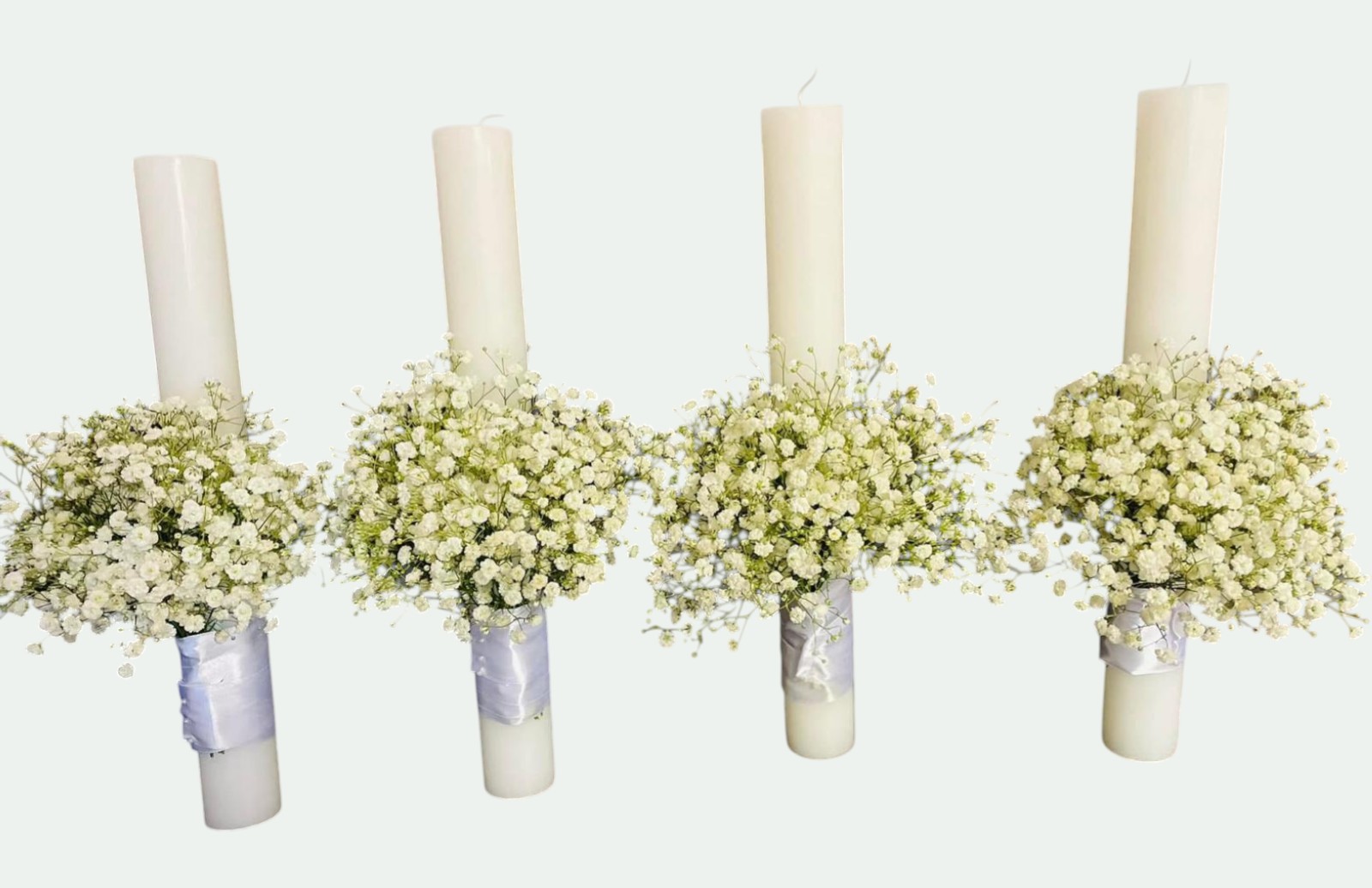 Lumânări cununie albe decorate cu gypsophila albă pufoasă și satin lila – Florăria Iedera Jibou