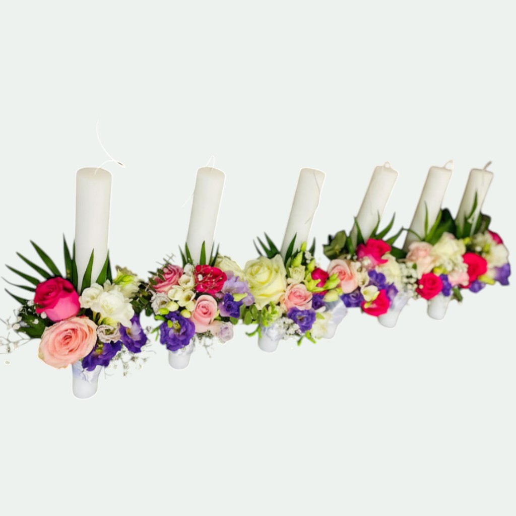 Lumânări cununie albe cu trandafiri roz, fucsia, mov și piersică, eustoma și gypsophila – Florăria Iedera Jibou