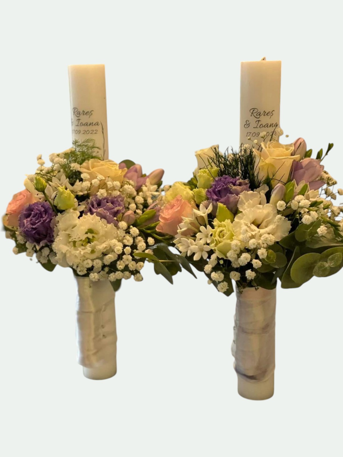 Lumânări cununie albe personalizate cu numele mirilor, trandafiri pastel piersică, roz și lila, gypsophila – Florăria Iedera Jibou