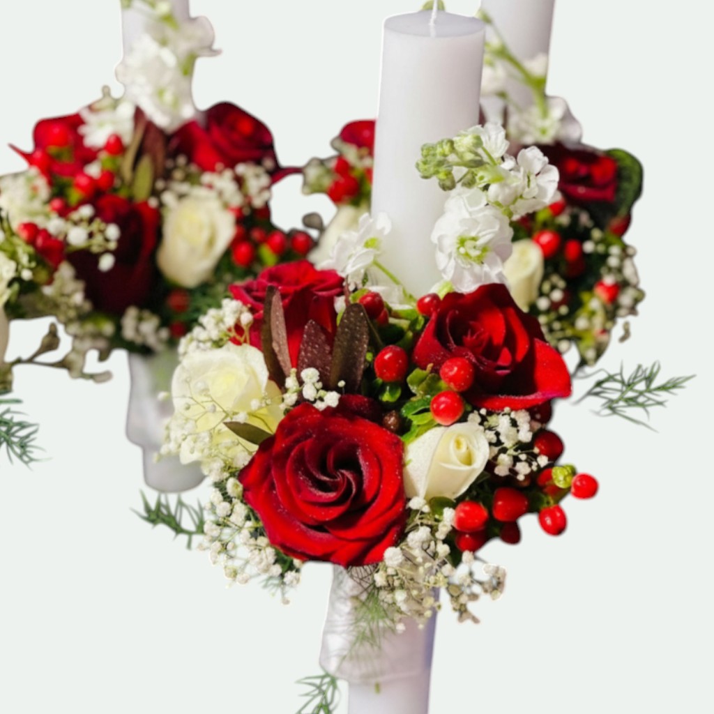 Lumânări cununie albe cu trandafiri roșii și albi, hypericum roșu și gypsophila – Florăria Iedera Jibou