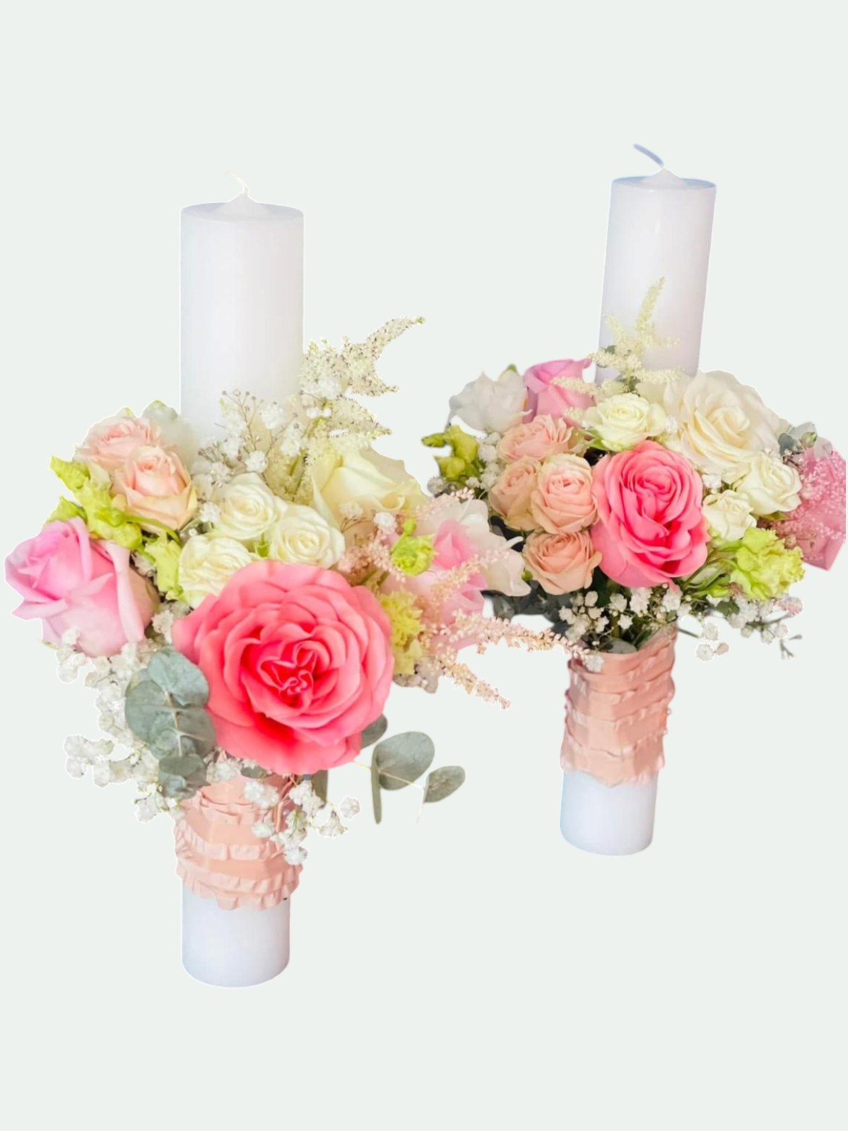 Lumânări cununie albe cu trandafiri roz, coral și crem, gypsophila și eucalipt, satin roz – Florăria Iedera Jibou