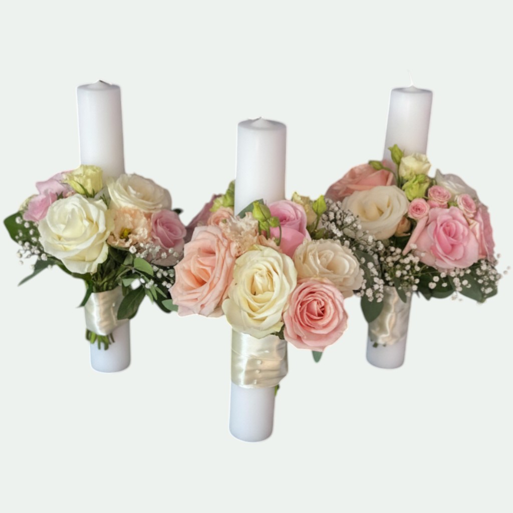 Lumânări cununie albe cu trandafiri roz, piersică și crem, eustoma și gypsophila – Florăria Iedera Jibou