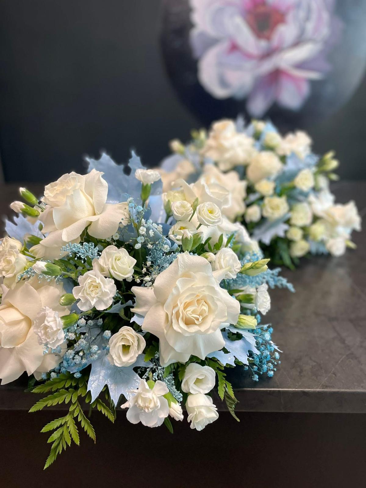Set aranjamente mașină nuntă alb-bleu cu trandafiri albi, eustoma, eryngium și gypsophila colorată – Florăria Iedera Jibou