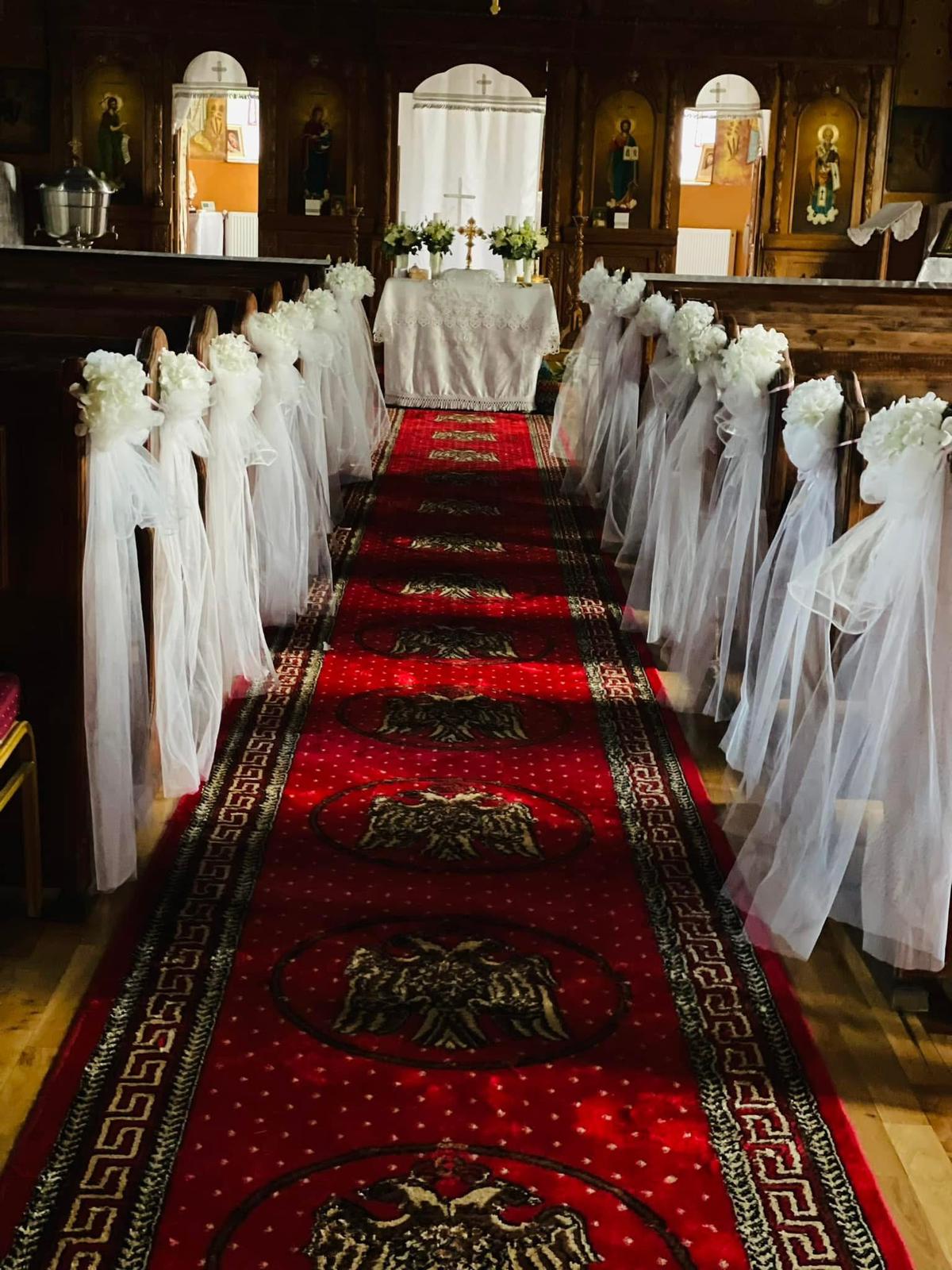 Set aranjamente strane biserică cu hortensii albe pufoase și voal alb generos cu fundă – Florăria Iedera Jibou